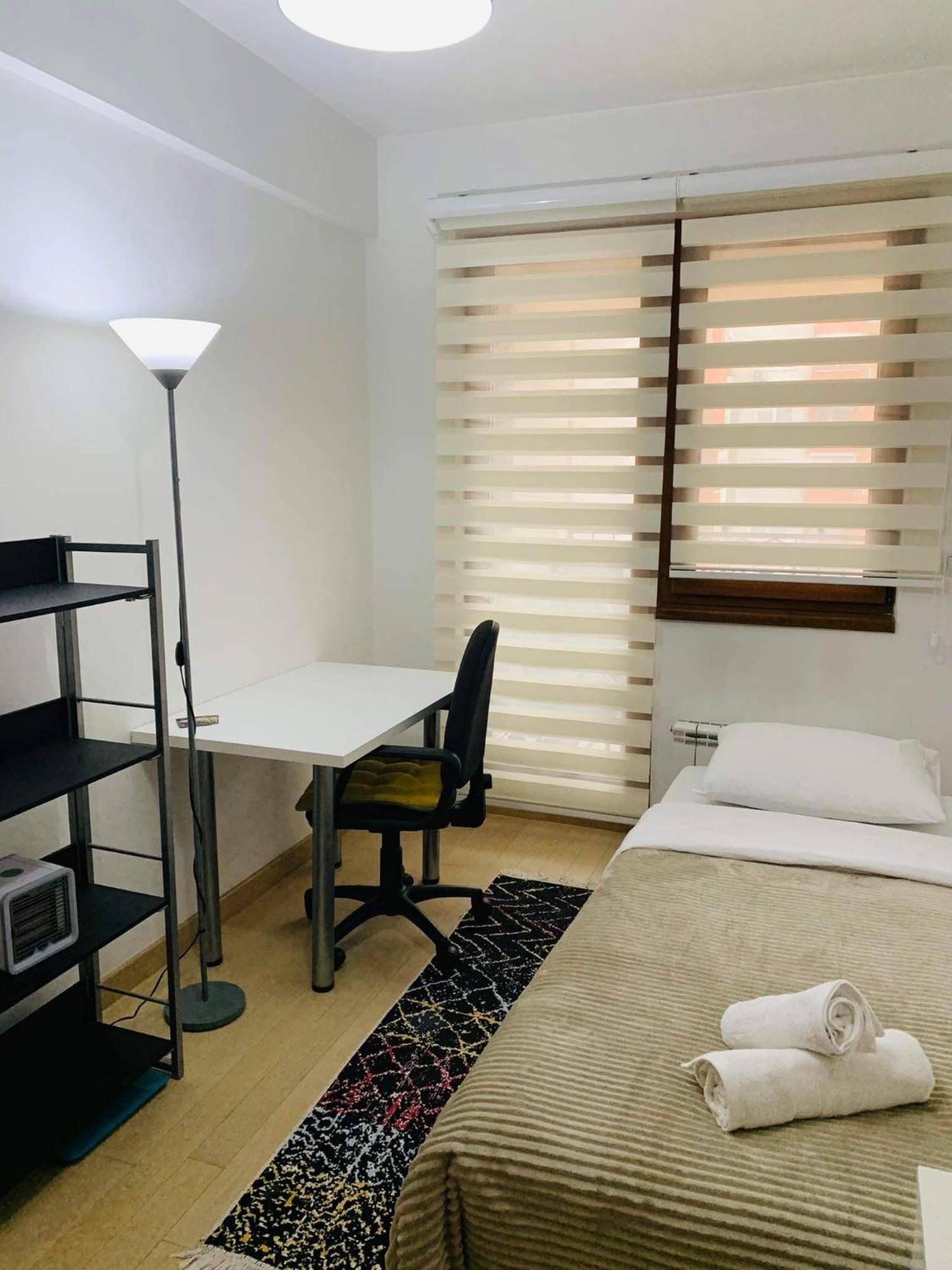 Modern Flatiron Apartment, Skopje Center エクステリア 写真